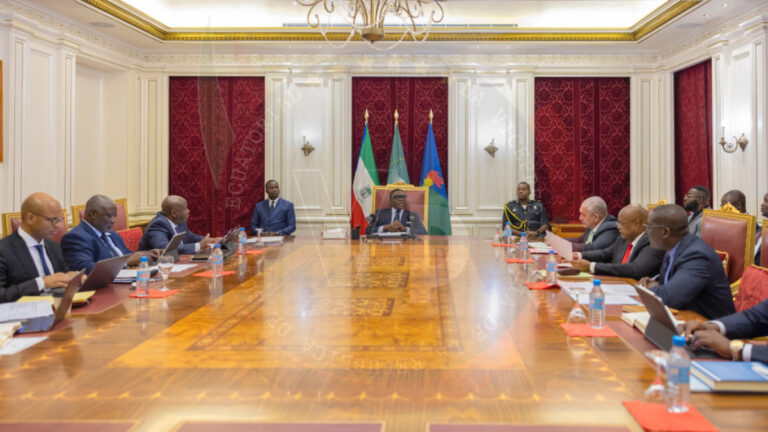 El Ejecutivo exige más cajeros y máquinas de pago para reducir el uso de efectivo en tiendas y servicios