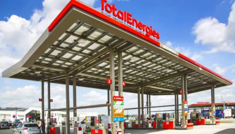 TotalEnergies duplica sus beneficios hasta 5.400 millones de dólares por el alza del petróleo