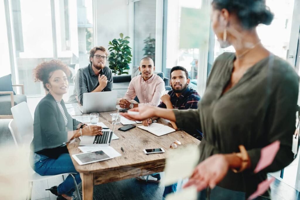Invertir en los jóvenes es beneficioso tanto para las empresas como para la sociedad