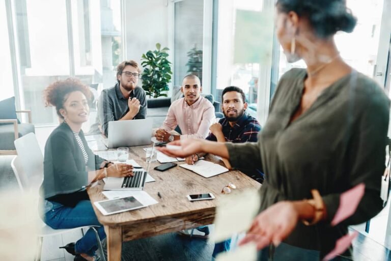 Invertir en los jóvenes es beneficioso tanto para las empresas como para la sociedad