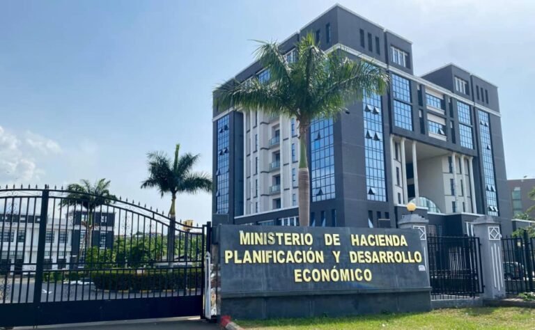 Hacienda prevé elevar los ingresos no petroleros y proyecta crecimiento del PIB del 3,2 % en 2028, con posible salida de la crisis
